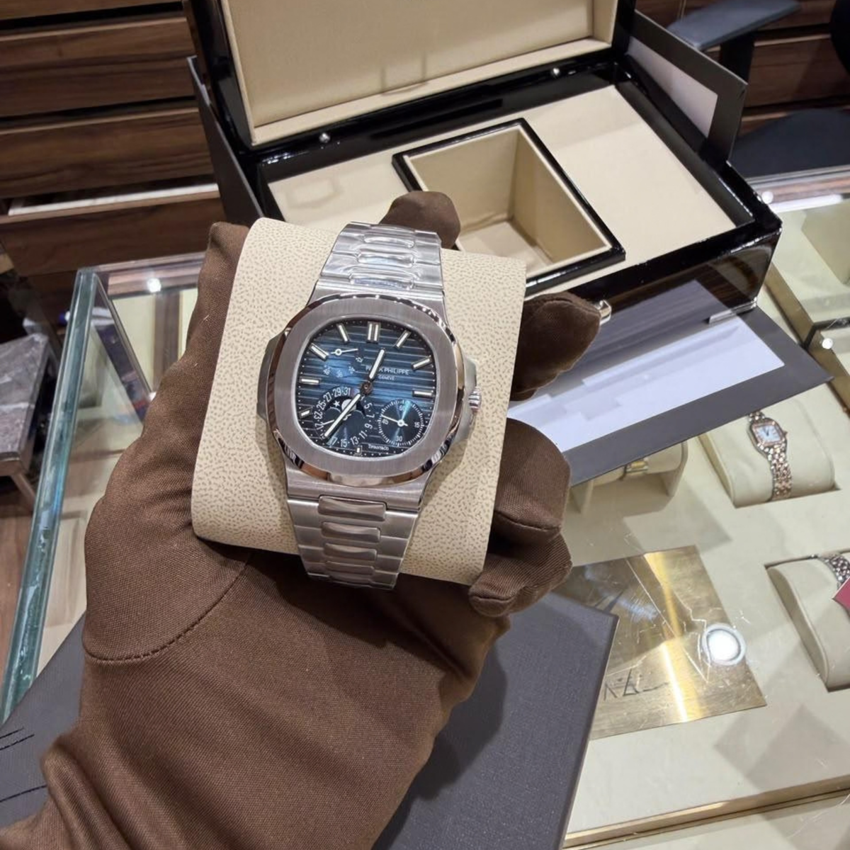 P.P L’Icône Céleste – Série Nautilus. Moonphase (Édition Super Swiss )