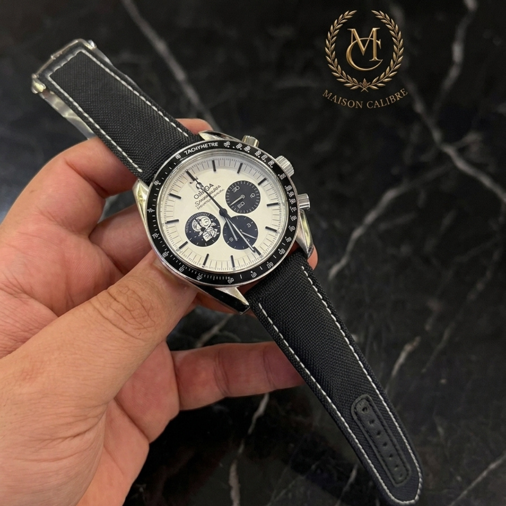 O. Le Chronographe 50ème Anniversaire – Édition Snoopy (Série Héritage)