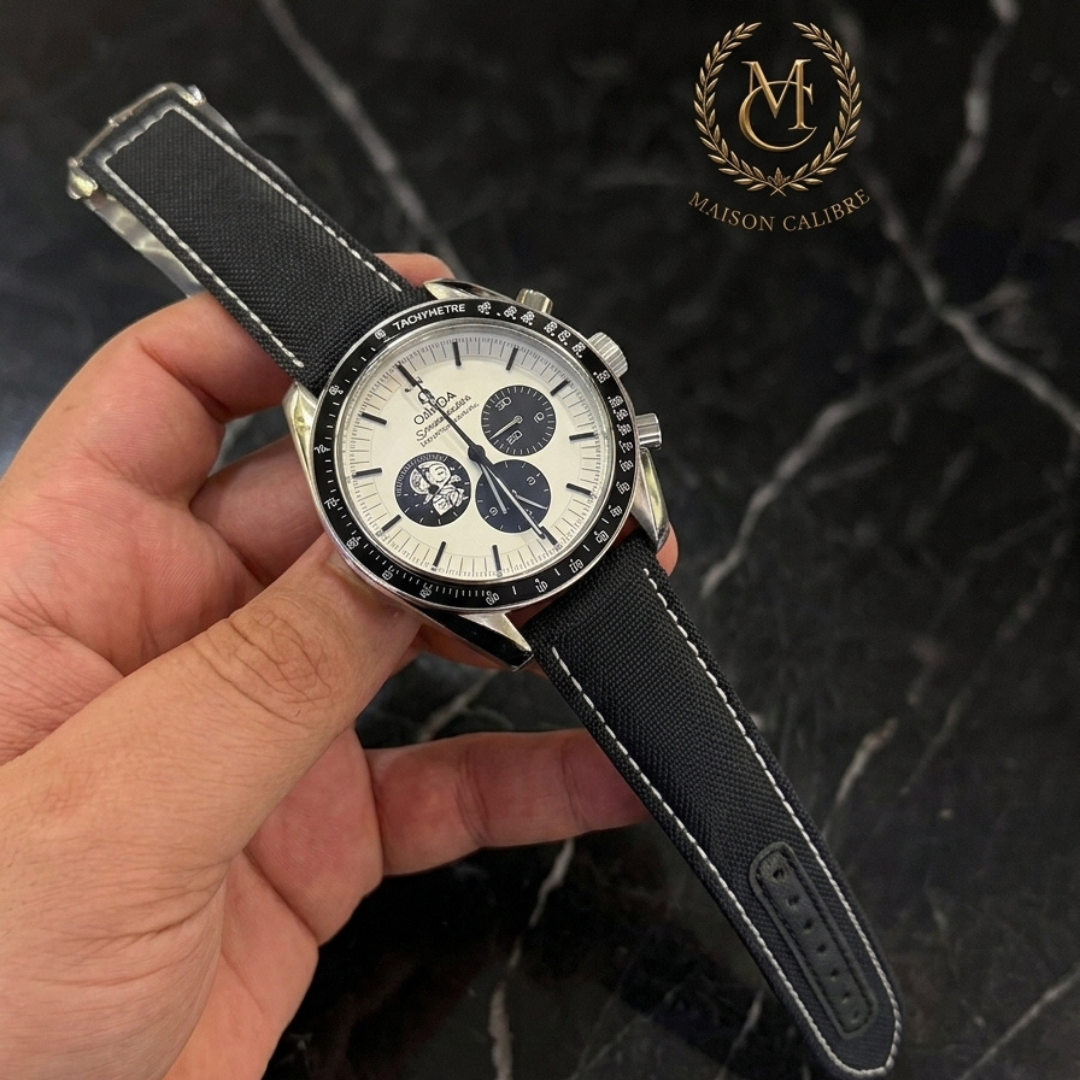 O. Le Chronographe 50ème Anniversaire – Édition Snoopy (Série Héritage)
